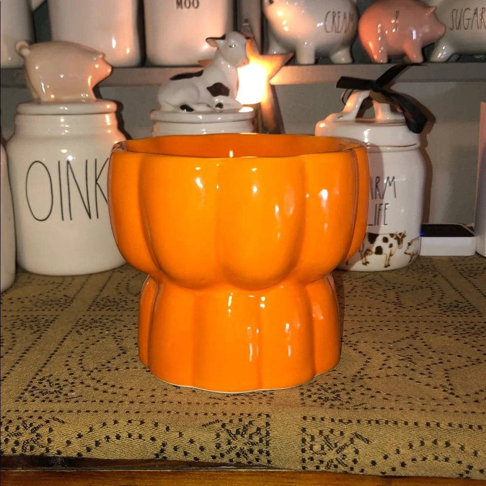 Rae Dunn HEY BOO Dog/Cat Dish on a Pedestal